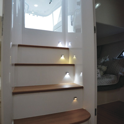 Luz led marina de cortesía serie Andros, emite luz de color blanco cálido de 45 lúmenes, para uso exterior e interior, fabricado bajo norma de protección IP67.