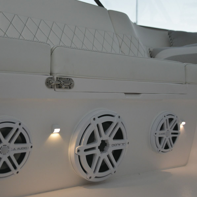 Luz led marina de cortesía serie Andros, emite luz de color blanco cálido de 45 lúmenes, para uso exterior e interior, fabricado bajo norma de protección IP67.