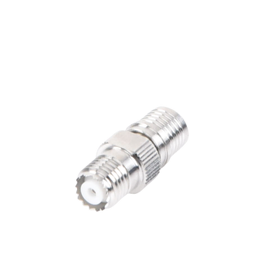 Adaptador en Línea, de Conector QMA (Quick Mate) Macho a Mini-UHF Hembra, Bronce Blanco/ Oro/ Teflón.