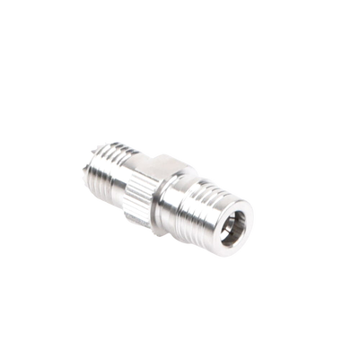 Adaptador en Línea, de Conector QMA (Quick Mate) Macho a Mini-UHF Hembra, Bronce Blanco/ Oro/ Teflón.