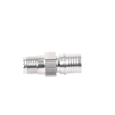 Adaptador en Línea, de Conector QMA (Quick Mate) Macho a Mini-UHF Hembra, Bronce Blanco/ Oro/ Teflón.