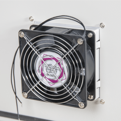 Gabinete Ventilado de Acero IP55 Uso en Exterior (593 x 609 x 399 mm) con Placa Trasera Interior Metálica y Compuerta Inferior Atornillable. Incluye Ventilador, Ventilas, filtros, Montaje Rack 19", Terminal de Tierra Física, Chapas y Ll