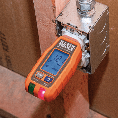 Probador de Tomacorrientes con Interruptor de Falla a Tierra (GFCI) con pantalla LCD.